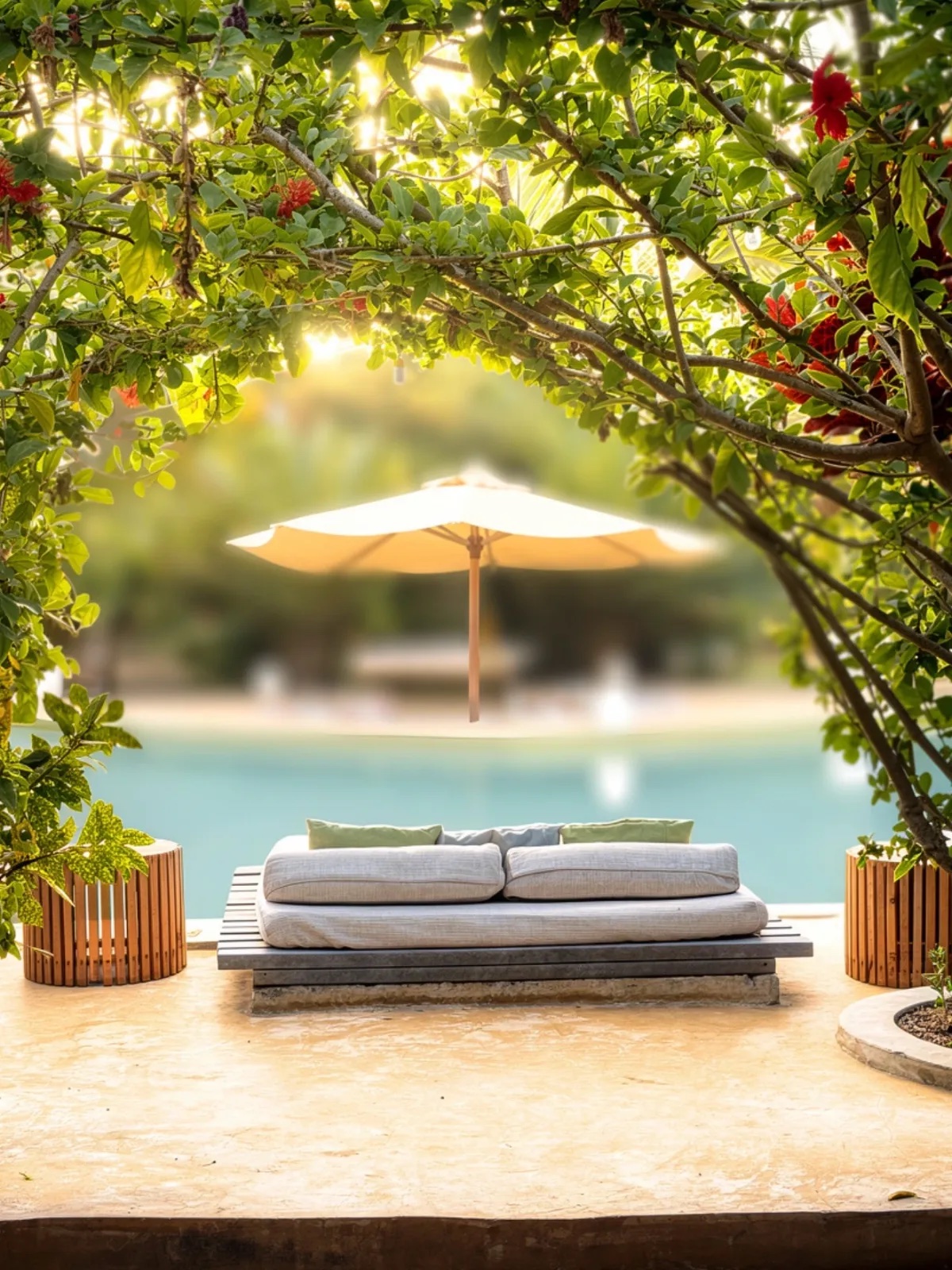 Loungeplass ved bassenget, omkranset av tropiske blomster, på Zanzibar